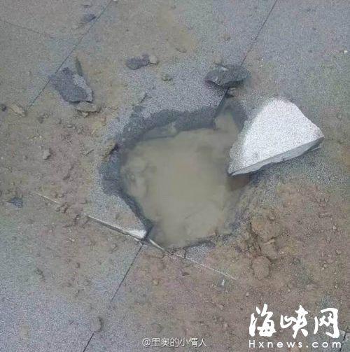 雷电将大理石地砖炸出一个窟窿