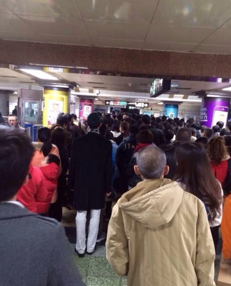 北京地铁回应西单站“恐慌事件”：两乘客打架
