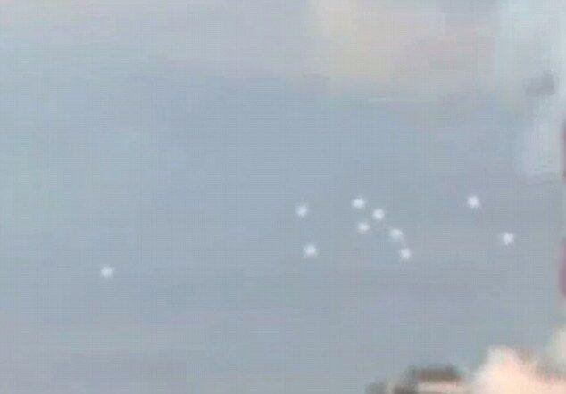 日本大阪上空现10个球状不明飞行物(图)