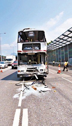 香港3车相撞致28人受伤 或因司机打瞌睡(图)