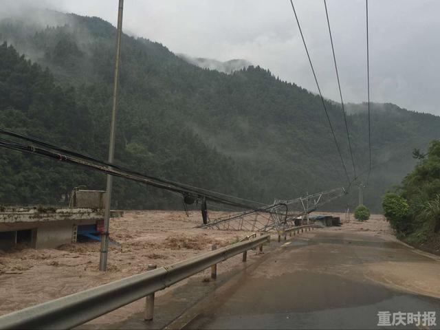 重庆丰都内涝 消防员被洪水围困身处险境