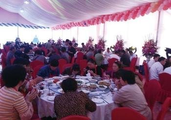 北京办奢华婚宴村官因征地发家 住别墅开豪车