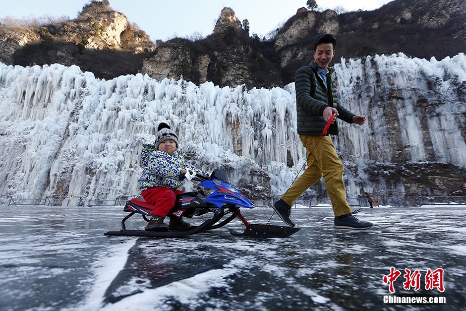 北京壮美冰瀑飞流醉游人 高达百米晶莹剔透(组图)