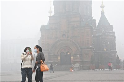 10月22日，哈尔滨市依旧雾霾围城。图/CFP