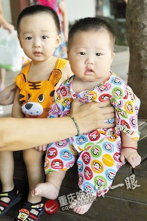 外公带5月婴儿长江游泳1个月 刮风下雨也坚持