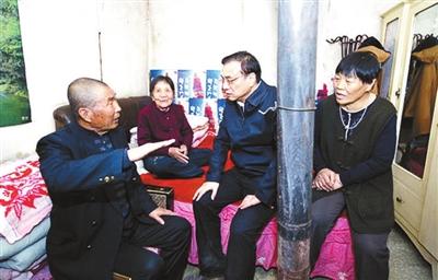 李克强攀陡坡访赤峰棚户区 鞋和裤脚沾满尘土