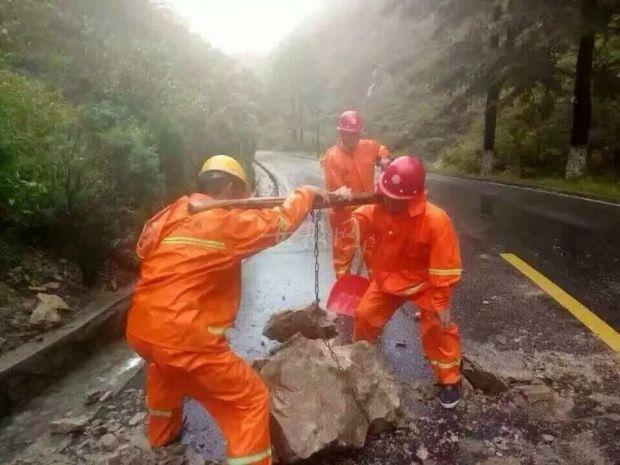 通往天柱山景区的道路受山洪影响受损，应急抢险人员紧急排险.