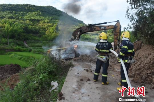 重庆一挖掘机自燃起火无灭火器被烧成空壳(图)