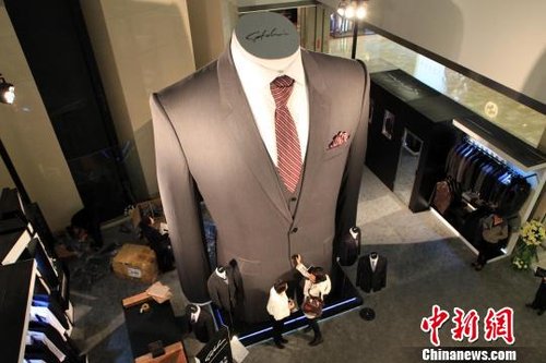 两层楼高西装出展太原 申请吉尼斯纪录(图)