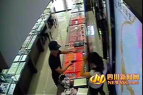 四川广元闹市区一珠宝店遭两劫匪持枪抢()