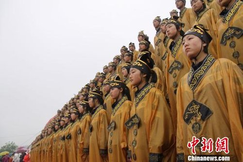 雨中的孩子衣衫尽湿吕学杰摄