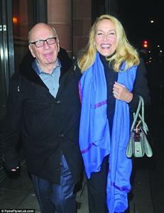 默多克订婚后偕未婚妻现身 大秀恩爱(图)