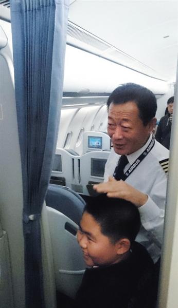 南航迫降航班机长开过15年轰炸机 驾龄35年