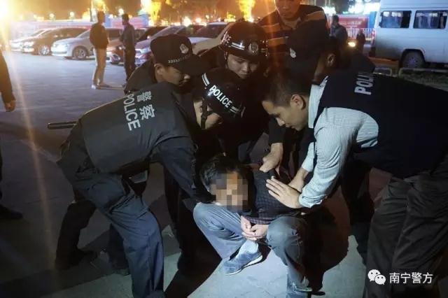 广西南宁警方打击黄赌毒 一夜抓获262人
