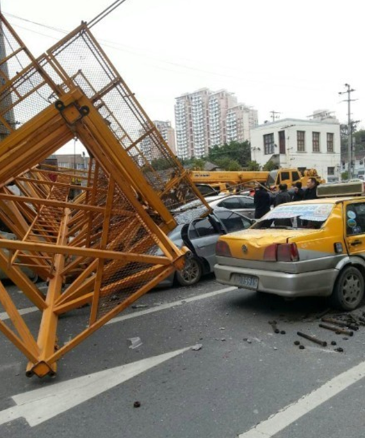 高清图—温州市区吴桥路施工工地（吴桥路加油站）塔吊倒塌 多车被砸