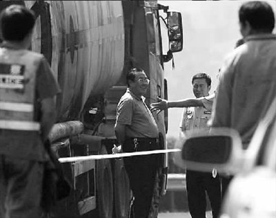 检察日报：曝光让“微笑局长”晋升为“表哥”