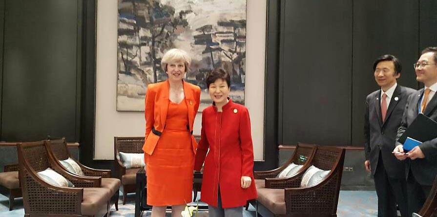 英韩两国“铁娘子”G20会晤 红装亮眼(组图)