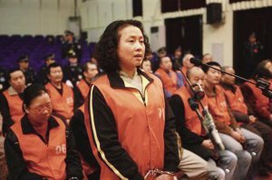 重庆女黑老大被执行死刑：手下和嫖客曾枪战