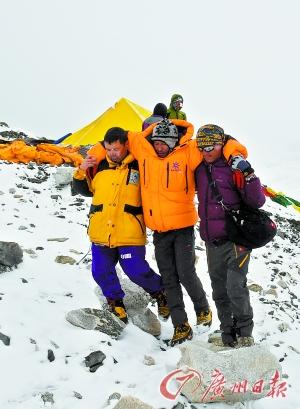 珠峰南坡雪崩后仍有约两千名登山者滞留(图)