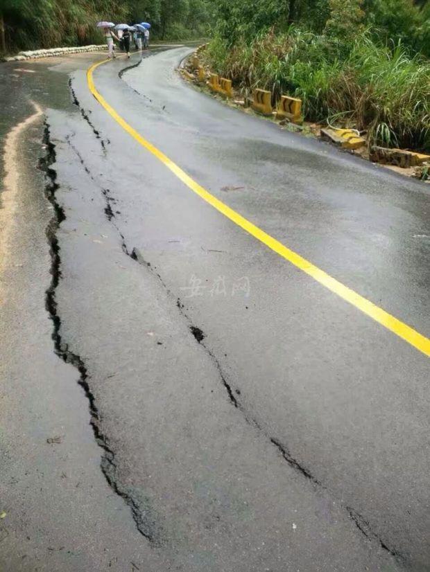 通往天柱山景区的道路受山洪影响受损，应急抢险人员紧急排险.