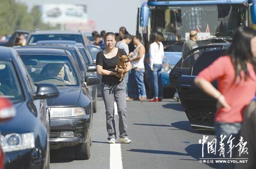 长假存废争议：企业不积极致带薪休假难落实
