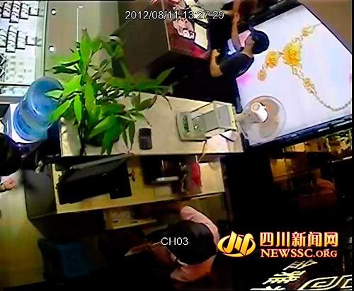 四川广元闹市区一珠宝店遭两劫匪持枪抢()