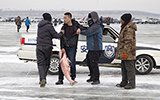 吉林冬捕闹剧:男子偷鱼被警方制服