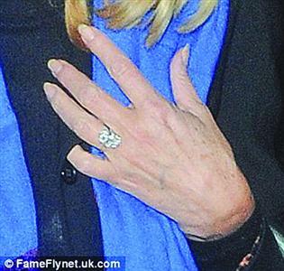 默多克订婚后偕未婚妻现身 大秀恩爱(图)