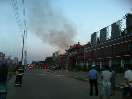 海口纸箱厂仓库发生火灾 大火2小时仍未被扑灭