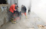 郑州热力管道爆裂 抢险员掉进90度热水