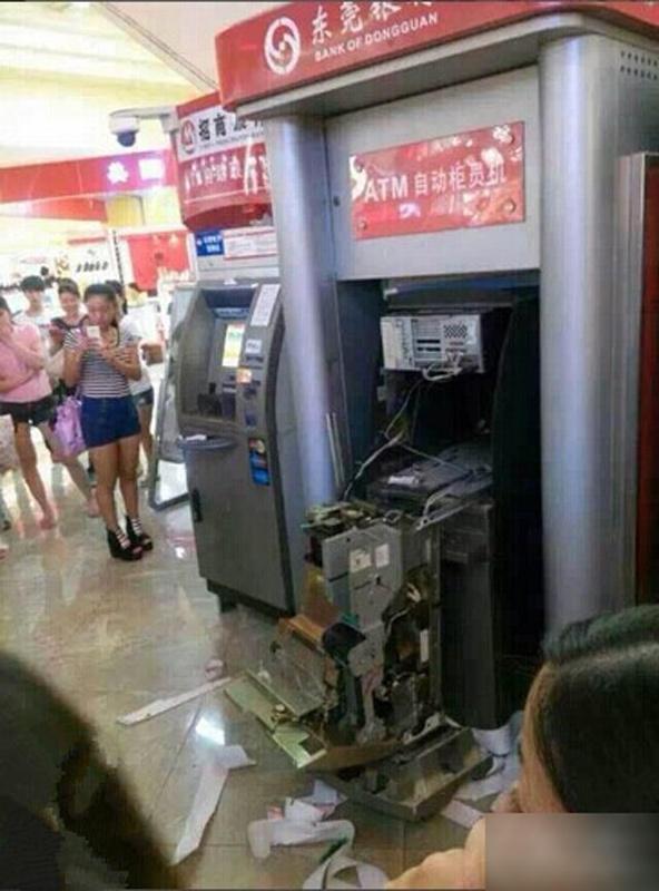女子徒手拆毁atm机图片