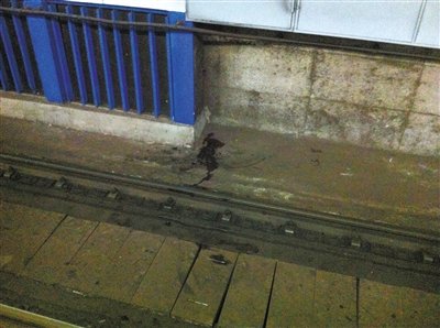 北京地铁二号线建国门站男子跳轨当场身亡(图)