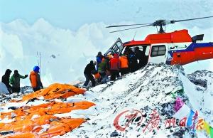 珠峰南坡雪崩后仍有约两千名登山者滞留(图)