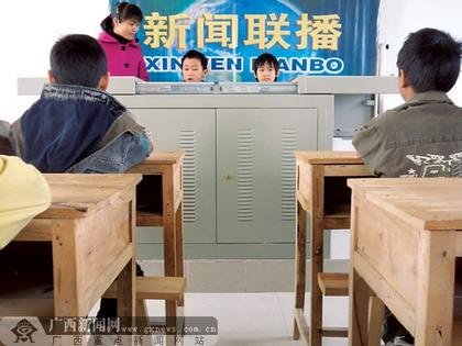小学老师办校园版新闻联播 学生每天播报(图)