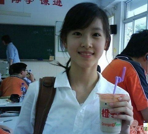 南京大学最萌小师妹走红 被怀疑是初中生