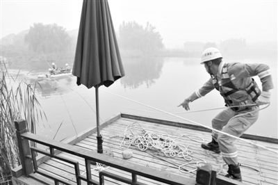 昨天，北京市公安局消防局在顺义一水域模拟有人落水的情况进行演习。新京报记者 秦斌 摄