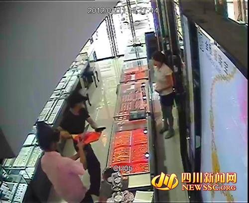 四川广元闹市区一珠宝店遭两劫匪持枪抢()