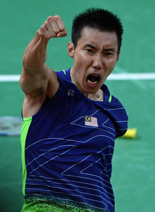 赛后,林丹和李宗伟热情相拥,并交换球衣!