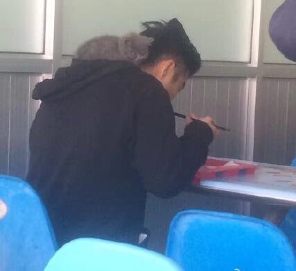 新闻哥吐槽:北京一小学生被同学欺凌用厕所垃圾桶扣头,校园霸凌该管管了! 新闻哥吐槽:北京一小学生被同学欺凌用厕所垃圾桶扣头,校园霸凌该管管了!图片