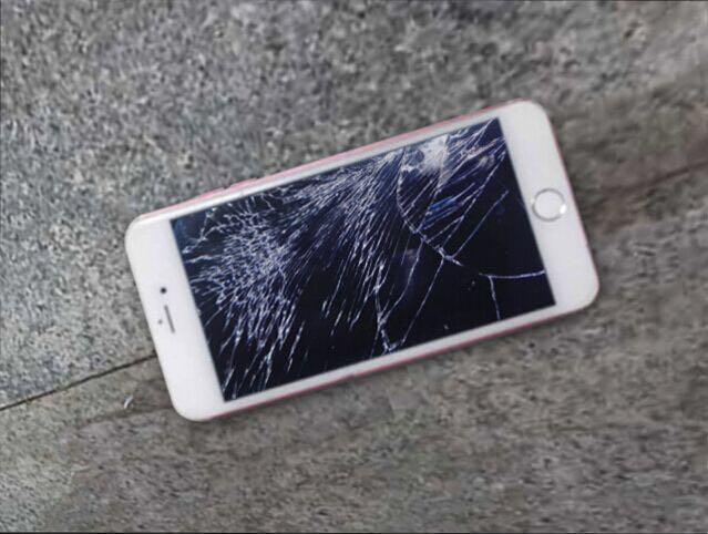女子被男友要求安装定位软件 怒摔自己手机