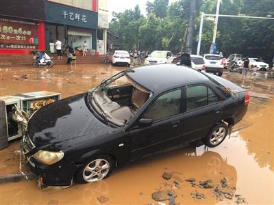 河南新乡降雨破纪录 积水漫过铁轨京广线一度中断