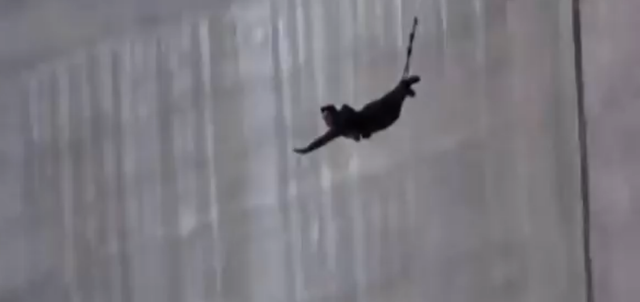 电影《007:黄金眼》中詹姆斯-邦德从大坝上保持飞燕的姿势俯冲而下