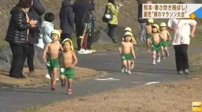 可怜!日本幼儿园冬天举办赤膊路跑 孩子被冻哭