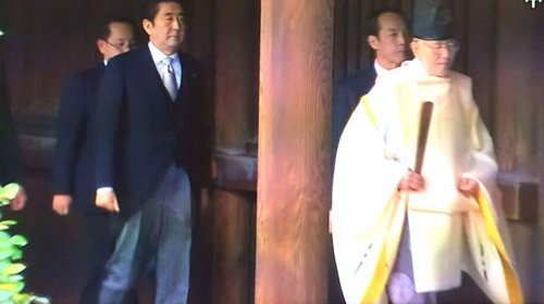 日本首相安倍晋三执政1周年之际参拜靖国神社