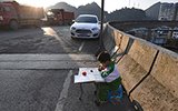 8岁男孩50米高架桥上写作业