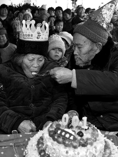 湖南老夫妻同年同月同日生 同过百岁生日(图)