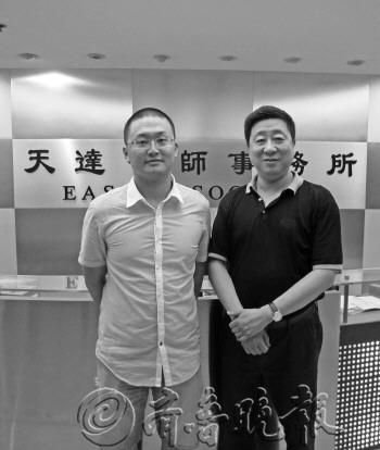 Our newspaper reporter and Qian Lieyang (right) group photo. 