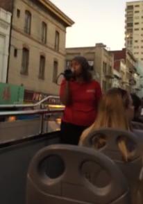 美国导游离职前最后一天站旅游车顶大骂唐人街