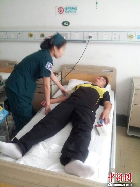 湖北传销人员室内放火 便衣警察救人受伤(图)