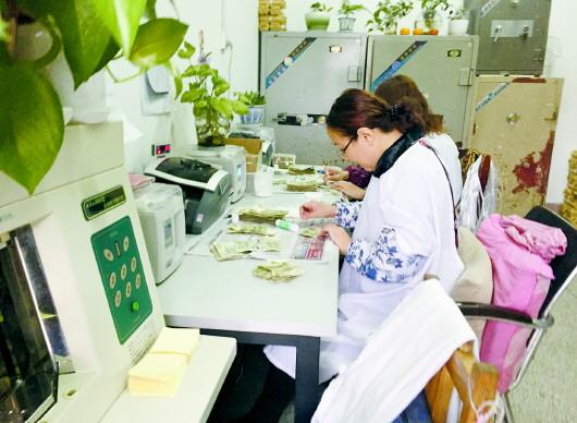 公交公司日兑10万零钱 500多元硬币能数一个小时